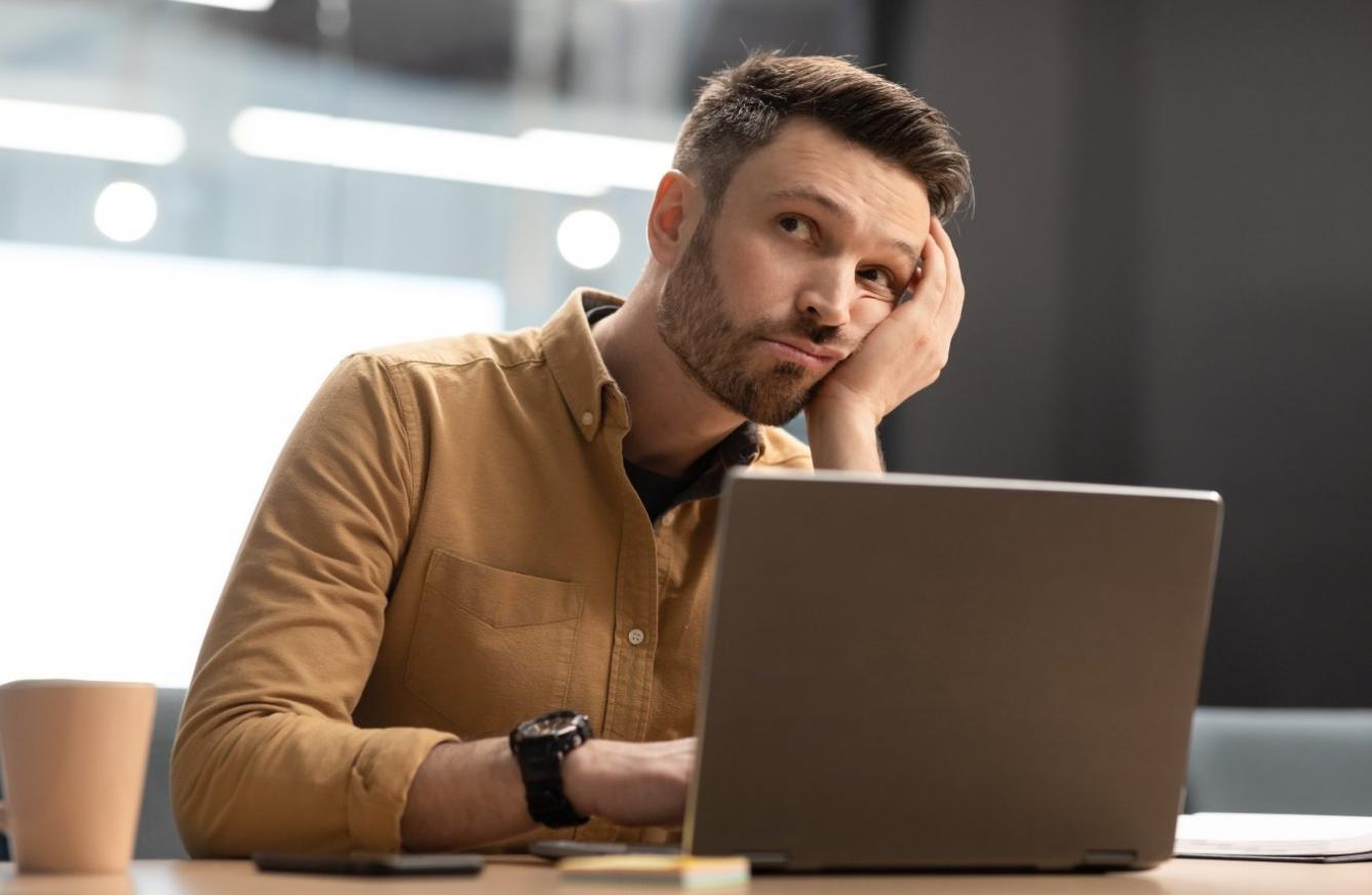 Teilnehmer in einer interaktiven Gruppensitzung zum Thema Körpersprache und Präsenz