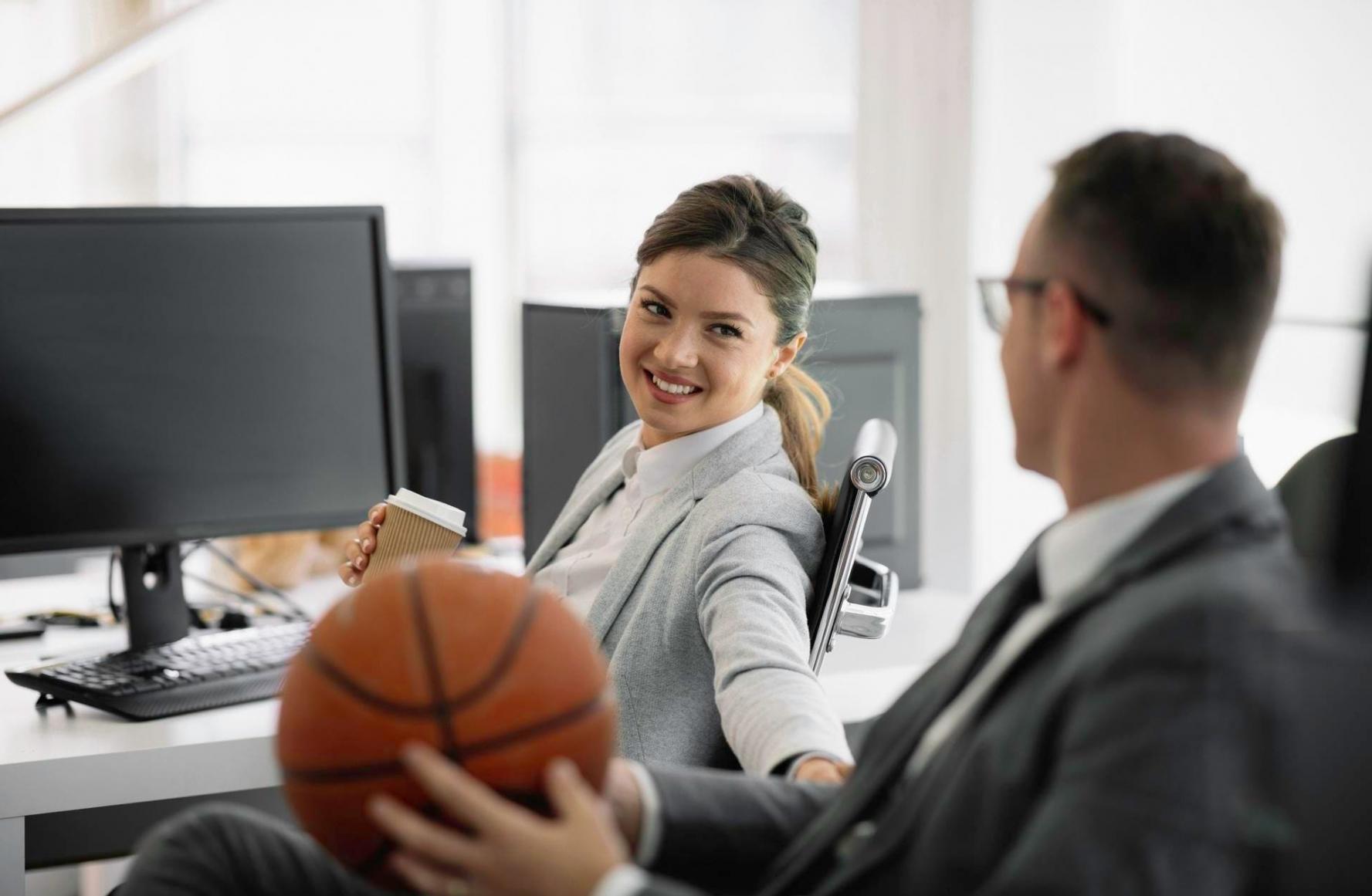 Erfolgreiche Präsentation vor einer Gruppe mit selbstsicherem Auftreten